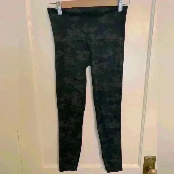 SPANX Look At Me Now Seamless Leggings, Black Camo, Womens Size Medium - Picture 6 of 8